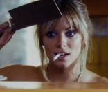 Sienna Miller topless dans Irrésistible Alfie 
