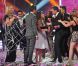 La finale de X Factor a vu la victoire surprise de Matthew Raymond-Barker sur Marina D'Amico. L'Anglais, parti de rien et véritable outsider, s'est imposé à la force du charisme. Ses prestations de la soirée ont confirmé son groove et son énergie, qui ont plus séduit le public que la voix de Marina.