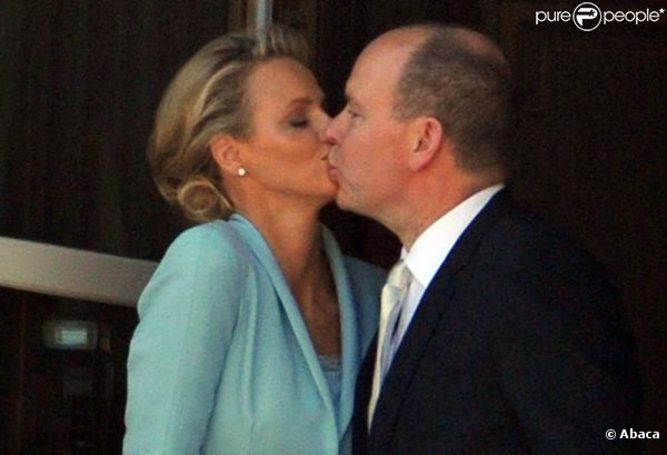 Un bref baiser au balcon du Palais Princier : le prince Albert de Monaco et la princesse Charlene, mariés depuis quelques minutes, offrent leur amour à leurs sujets, le 1er juillet 2011. 
 Un baiser plus proche de celui, emprunté, de Charles et Diana, que de celui, tendre et complice, de William et Kate...