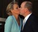 Un bref baiser au balcon du Palais Princier : le prince Albert de Monaco et la princesse Charlene, mariés depuis quelques minutes, offrent leur amour à leurs sujets, le 1er juillet 2011.
Un baiser plus proche de celui, emprunté, de Charles et Diana, que de celui, tendre et complice, de William et Kate...