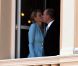 Un bref baiser au balcon du Palais Princier : le prince Albert de Monaco et la princesse Charlene, mariés depuis quelques minutes, offrent leur amour à leurs sujets, le 1er juillet 2011.
Un baiser plus proche de celui, emprunté, de Charles et Diana, que de celui, tendre et complice, de William et Kate...