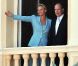 Un bref baiser au balcon du Palais Princier : le prince Albert de Monaco et la princesse Charlene, mariés depuis quelques minutes, offrent leur amour à leurs sujets, le 1er juillet 2011.
Un baiser plus proche de celui, emprunté, de Charles et Diana, que de celui, tendre et complice, de William et Kate...