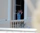 Un bref baiser au balcon du Palais Princier : le prince Albert de Monaco et la princesse Charlene, mariés depuis quelques minutes, offrent leur amour à leurs sujets, le 1er juillet 2011.
Un baiser plus proche de celui, emprunté, de Charles et Diana, que de celui, tendre et complice, de William et Kate...