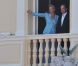 Un bref baiser au balcon du Palais Princier : le prince Albert de Monaco et la princesse Charlene, mariés depuis quelques minutes, offrent leur amour à leurs sujets, le 1er juillet 2011.
Un baiser plus proche de celui, emprunté, de Charles et Diana, que de celui, tendre et complice, de William et Kate...