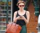 Look preppy pour Carey Mulligan ! La starlette opte pour une longue robe verte assortie à un simple top et un ravissant sac Céline. Sa petite touche perso : le noeud sur le côté de son débardeur. Un style ravissant et so british ! New York, 27 juin 2011