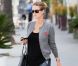 Nicky Hilton est encore une fois au top avec son look estival mais très recherché : elle réussit à booster un simple short en jean avec un petit gilet gris et un sac Chanel. Une vrai fashionista ! Los Angeles, 28 juin 2011