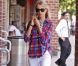 Karolina Kurkova affiche un look parfait : elle moule ses jambes sculpturales dans un slim blanc qu'elle rehausse avec une chemise à carreaux rouge et bleu. Une vraie citoyenne américaine ! New York, 30 juin 2011