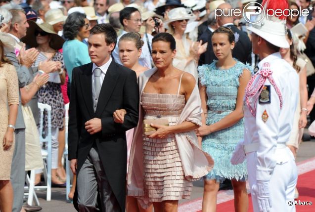Stéphanie de Monaco, au bras de son fils, Louis Ducruet et suivie de ses filles, Pauline Ducruet et Camille Gottlieb lors de la cérémonie religieuse du mariage du prince Albert et de Charlene Wittstock, à Monaco, le 2 juillet 2011
