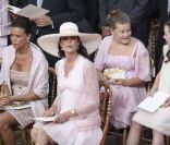 Stéphanie et Caroline de Monaco, devant leurs filles Camille Gottlieb et Alexandra de Hanovre lors de la cérémonie   religieuse  du mariage du prince Albert et de Charlene Wittstock, à   Monaco, le 2  juillet 2011