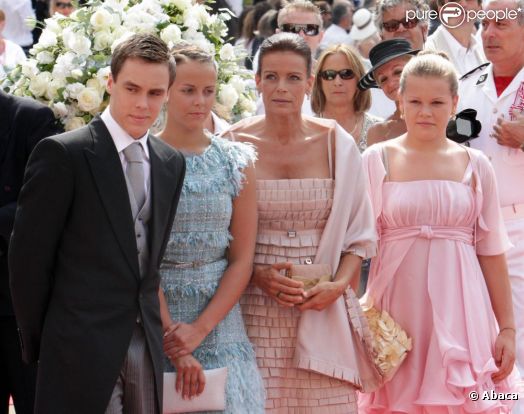 Stéphanie de Monaco, entourée de ses enfants, Louis et Pauline Ducruet et Camille Gottlieb lors de la cérémonie   religieuse  du mariage du prince Albert et de Charlene Wittstock, à   Monaco, le 2  juillet 2011