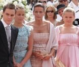 Stéphanie de Monaco, entourée de ses enfants, Louis et Pauline Ducruet et Camille Gottlieb lors de la cérémonie   religieuse  du mariage du prince Albert et de Charlene Wittstock, à   Monaco, le 2  juillet 2011