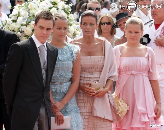 Stéphanie de Monaco, entourée de ses enfants, Louis et Pauline Ducruet et Camille Gottlieb lors de la cérémonie religieuse du mariage du prince Albert et de Charlene Wittstock, à Monaco, le 2 juillet 2011