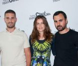 Laetitia Casta, avec les réalisateurs Pascal Sid et Julien Lacombe, lors de l\'avant-première de Derrière les murs à Paris le 4 juillet 2011, dans le cadre du Festival Paris Cinéma