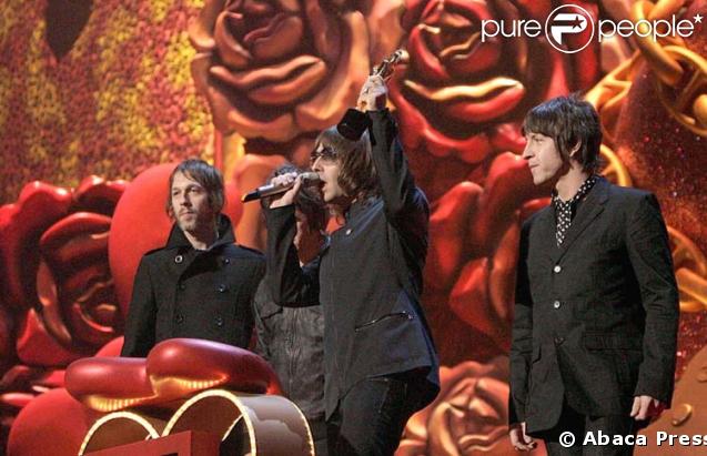 Oasis en 2007 lors des Brit Awards, Zak Starkeysur la droite