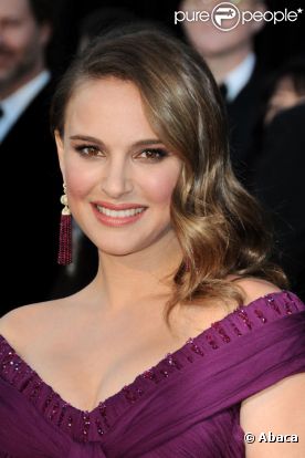 Natalie Portman pose durant les Oscars 2011 en février 2011 