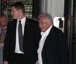 Dominique Strauss-Kahn à la sortie du très chic restaurant italien où ils est allé dîner vendredi soir, 2 juillet, à New York.