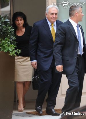 Dominique Strauss-Kahn se rend à une rénion avec ses avocats, à New York, le 6 juillet 2011. Anne Sinclair l'accompagne comme toujours.