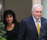 Dominique Strauss-Kahn se rend à une rénion avec ses avocats, à New York, le 6 juillet 2011. Anne Sinclair l'accompagne comme toujours. 