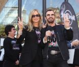 Ringo Starr fête son 71e anniversaire avec sa femme Barbara Bach et ses fans à Hambourg, le 7 juillet 2011.