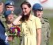  Une petite robe mimosa signée Jenny Packham pour l'arrivée de la duchesse de Cambridge à Calgary. Ravissant, mais gare à la prise au vent ! 
 William et Kate, Royal Tour au Canada, jour 8 (jeudi 7 juillet 2011). Pour l'avant-dernier jour de leur visite officielle, le prince William et son épouse la duchesse Catherine de Cambridge ont rallié Calgary, leur dernière étape au Canada avant un déplacement de trois jours à Los Angeles. 