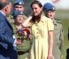  Une petite robe mimosa signée Jenny Packham pour l'arrivée de la duchesse de Cambridge à Calgary. Ravissant, mais gare à la prise au vent ! 
 William et Kate, Royal Tour au Canada, jour 8 (jeudi 7 juillet 2011). Pour l'avant-dernier jour de leur visite officielle, le prince William et son épouse la duchesse Catherine de Cambridge ont rallié Calgary, leur dernière étape au Canada avant un déplacement de trois jours à Los Angeles. 