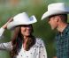  Calamity Kate de Cambridge et Buffalo Bill de Galles très complices et enthousiastes au Stampede, grand-messe mondiale du rodéo à Calgary. 
 William et Kate, Royal Tour au Canada, jour 8 (jeudi 7 juillet 2011). Pour l'avant-dernier jour de leur visite officielle, le prince William et son épouse la duchesse Catherine de Cambridge ont rallié Calgary, leur dernière étape au Canada avant un déplacement de trois jours à Los Angeles. 