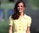  Une petite robe mimosa signée Jenny Packham pour l'arrivée de la duchesse de Cambridge à Calgary. Ravissant, mais gare à la prise au vent ! 
 William et Kate, Royal Tour au Canada, jour 8 (jeudi 7 juillet 2011). Pour l'avant-dernier jour de leur visite officielle, le prince William et son épouse la duchesse Catherine de Cambridge ont rallié Calgary, leur dernière étape au Canada avant un déplacement de trois jours à Los Angeles. 