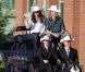  Le duc et la duchesse de Cambridge, avec leurs chapeaux blancs reçus en cadeau de bienvenue, sont arrivés en calèche au Stampede, grand-messe mondiale du rodéo à Calgary. 
 William et Kate, Royal Tour au Canada, jour 8 (jeudi 7 juillet 2011). Pour l'avant-dernier jour de leur visite officielle, le prince William et son épouse la duchesse Catherine de Cambridge ont rallié Calgary, leur dernière étape au Canada avant un déplacement de trois jours à Los Angeles. 