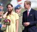  Une petite robe mimosa signée Jenny Packham pour l'arrivée de la duchesse de Cambridge à Calgary. Ravissant, mais gare à la prise au vent ! 
 William et Kate, Royal Tour au Canada, jour 8 (jeudi 7 juillet 2011). Pour l'avant-dernier jour de leur visite officielle, le prince William et son épouse la duchesse Catherine de Cambridge ont rallié Calgary, leur dernière étape au Canada avant un déplacement de trois jours à Los Angeles. 