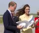  La cérémonie de bienvenue de remise des chapeaux blancs, sur le tarmac de l'aéroport de Calgary. 
 William et Kate, Royal Tour au Canada, jour 8 (jeudi 7 juillet 2011). Pour l'avant-dernier jour de leur visite officielle, le prince William et son épouse la duchesse Catherine de Cambridge ont rallié Calgary, leur dernière étape au Canada avant un déplacement de trois jours à Los Angeles. 