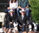 Le duc et la duchesse de Cambridge, avec leurs chapeaux blancs reçus en cadeau de bienvenue, sont arrivés en calèche au Stampede, grand-messe mondiale du rodéo à Calgary. 
 William et Kate, Royal Tour au Canada, jour 8 (jeudi 7 juillet 2011). Pour l'avant-dernier jour de leur visite officielle, le prince William et son épouse la duchesse Catherine de Cambridge ont rallié Calgary, leur dernière étape au Canada avant un déplacement de trois jours à Los Angeles. 
