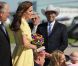  Une petite robe mimosa signée Jenny Packham pour l'arrivée de la duchesse de Cambridge à Calgary. Ravissant, mais gare à la prise au vent ! 
 William et Kate, Royal Tour au Canada, jour 8 (jeudi 7 juillet 2011). Pour l'avant-dernier jour de leur visite officielle, le prince William et son épouse la duchesse Catherine de Cambridge ont rallié Calgary, leur dernière étape au Canada avant un déplacement de trois jours à Los Angeles. 