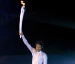 Cathy Freeman porte la flamme olympiques pour ouvrir les JO de Sydney en 2000 