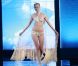 Les mannequins sexy en sous-vêtements ont réchauffé l'atmosphère lors de l'ouverture du Salon Mode City le 9 juillet à Paris. 