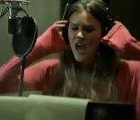 Dans la vidéo qui illustre l'enregistrement de son nouvel album,  LP1 , attendu pour le 26 juillet 2011, Joss Stone apparaît détendue et épanouie. 