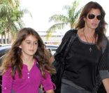 Cindy Crawford avec sa fille Kaia à l'aéroport de Los Angeles. Les deux sosies prennent l'avion pour New York. 10 juillet 2011