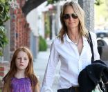 Helen Hunt va déjeuner avec sa fille Makena Lei dans un restaurant de Los Angeles, le 9 juillet 2011