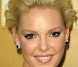 L'actrice américaine Katherine Heigl sur le tapis rouges des CMA Awards 2010. Nashville, le 10 novembre 2010.