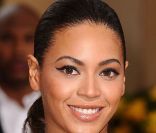 La chanteuse Beyoncé Knowles est de celles sur qui la couleur des cheveux n'a aucun effet. La voici en brun lors des Academy Awards. Los Angeles, le 22 février 2009.
