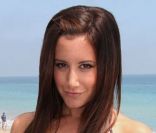 Ashley Tisdale en brune pour son 26e anniversaire, célébré sur les plages de Malibu. Los Angeles, le 2 juillet 2011.
