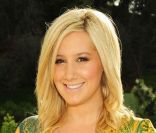 Ashley Tisdale, la star de la série High School Musical, semble bien plus jeune en blond. Beverly Hills, le 9 janvier 2010.