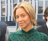 La super star Beyoncé arbore une robe Marc Jacobs et une chevelure blonde dorée lors de son voyage à Paris avec son mari Jay-Z. Paris, le 23 avril 2011.