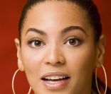 En blond ou brun, cheveux lisses ou frisés, Beyoncé est toujours splendide. Los Angeles, le 24 novembre 2010.