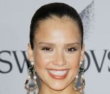 Jessica Alba apparaît en brune lors des derniers CFDA Awards. New York, le 6 Juin 2011.