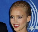L'actrice américaine Jessica Alba reste radieuse, qu'elle soit blonde ou brune. New York, le 23 septembre 2009.
