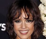 L'actrice américaine Jessica Alba reste sublime qu'elle soit en blonde ou en brune. Hollywood, le 8 février 2010.