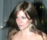 Sienna Miller arborait au début de l\'année 2004 une chevelure brune. Quelques mois plus tard, elle revenait au blond doré, nuance qui lui va beaucoup mieux. Paris, le 11 février 2004.<br />