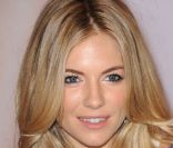L\'actrice Sienna Miller fait partie de ces V.I.P à qui le blond adoucit le visage. Londres, le 14 mars 2011.<br />
