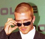 David Beckham était l'égérie de la marque Police, avec laquelle il a lancé une collection de lunettes de soleil. A Londres, le 25 janvier 2001.