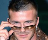 David Beckham lancait en 2001 sa collection de lunettes en collaboration avec Police. Londres, le 7 février 2002.